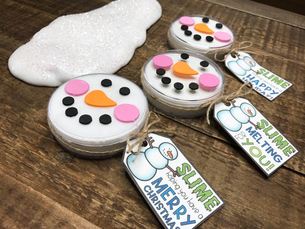 This no mess, three ingredient snowman slime recipe will have your kiddos shivering with excitement! Includes a step-by-step video tutorial for easy DIY slime!