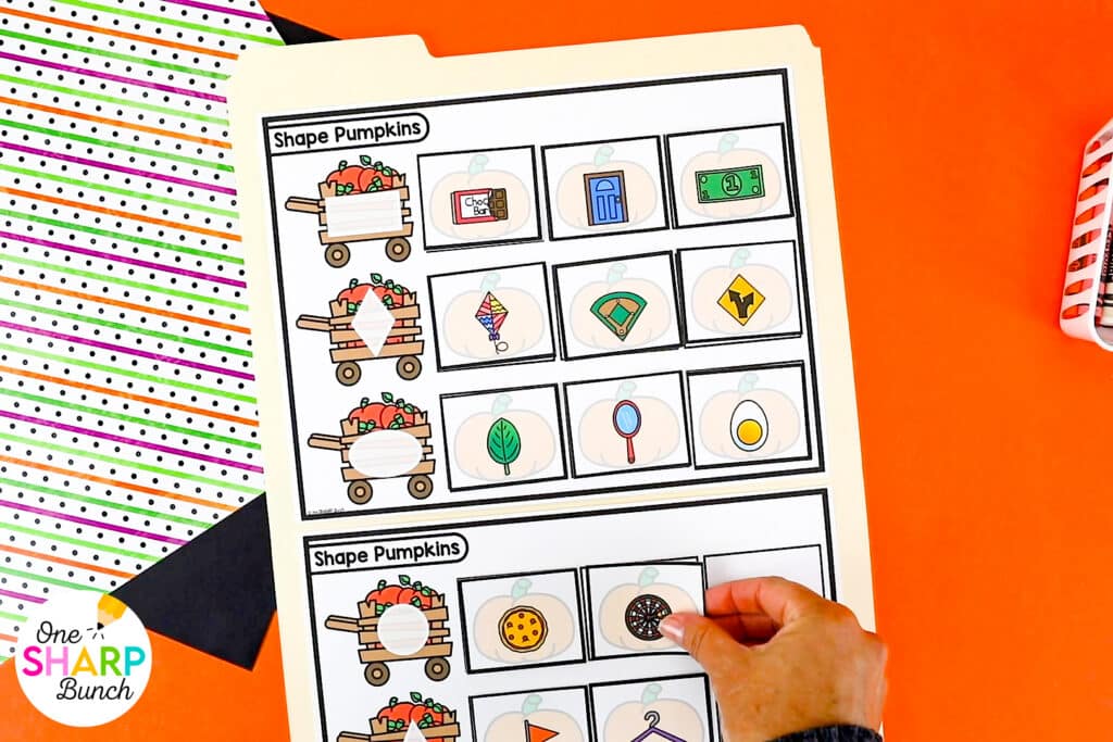 Keep students engaged all October long with these October early finisher activities! Perfect for fast finishers, these hands-on fast finisher activities provide meaningful skill practice while building independence. Easily add them to your centers for kindergarten, kindergarten centers, morning tubs, or morning work for simple, low-prep fall activities students can complete independently!